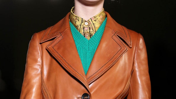Кожаное пальто модный тренд весеннего сезона на фото с мировых подиумов | Allure