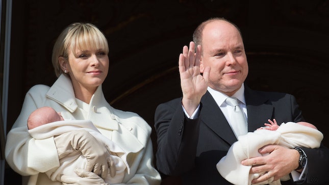 Официальное приветствие княжеская чета Монако показала новорожденных близнецов
