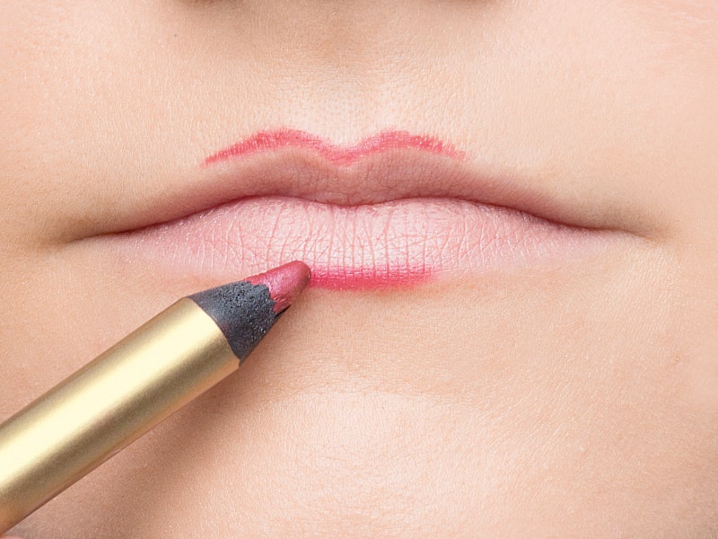 Как увеличить губы с помощью макияжа придать объем можно нарисовав новый контур | Allure