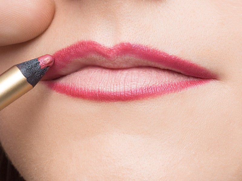 Как увеличить губы с помощью макияжа придать объем можно нарисовав новый контур | Allure