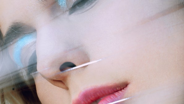 Яркий зимний макияж неоновые тени и помада ягодных оттенков | Allure