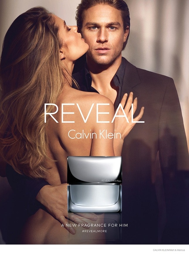 Девушка в окне обнаженная Даутцен Крез в рекламе мужского аромата Reveal от Calvin Klein