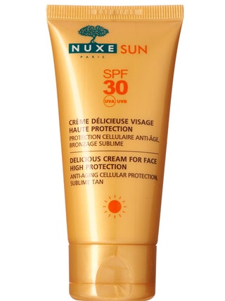 Антивозрастной солнцезащитный крем Sun Dellicious Cream SPF 30 Nuxe 1210 рублей. Моментально растворяется на коже и тут...