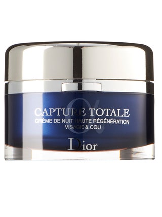 Ночной антивозрастной крем для сухой кожи Dior Capture Totale Nuit 8100 руб. Флакон со сменным блоком похож на шкатулку...