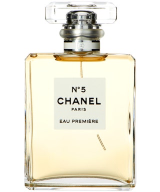 Парфюмерная вода с нотами иланг иланга жасмина  розы и ванили № 5 Eau Premiegravere 100 мл 6715 руб. Chanel.
