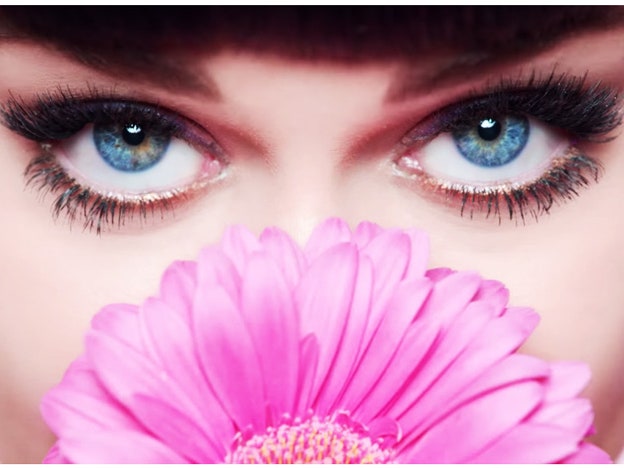 В стране розовых цветов: Кэти Перри в рекламе Covergirl