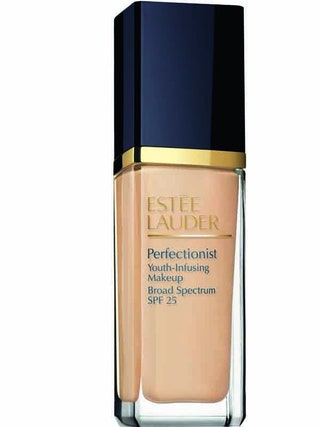 Тональное средство Este Lauder Perfectionist YouthInfusing Makeup SPF 25 3860 рублей.