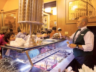 В старейшем кафемороженом Giolitti снимали «Римские каникулы». Рожок с тремя шариками — €4.