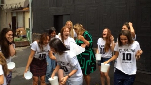 Редакция Glamour обливается водой в рамках флешмоба Ice Bucket Challenge