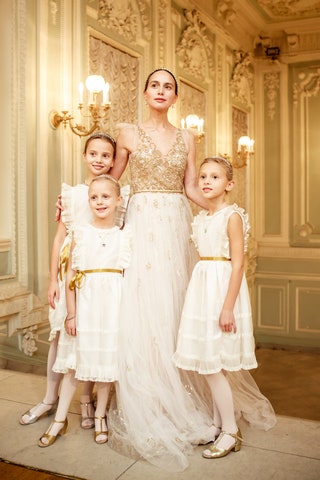Ольга Томпсон в Yanina Couture с дочками