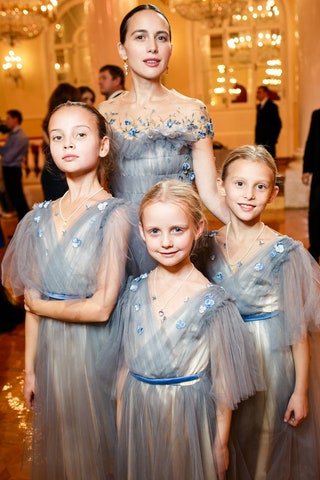 Ольга Томпсон с дочками.