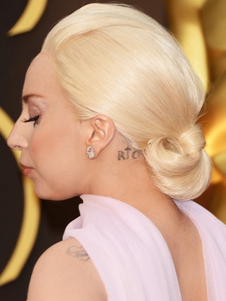 Леди Гага. Как бы она ни наряжалась какой бы дикий ни делала макияж одну часть тела всегда демонстрирует с особой...
