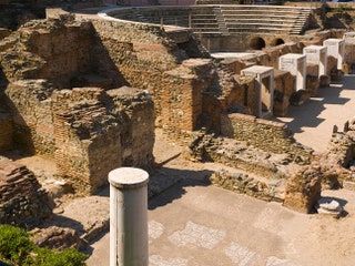 Агора — один из древнейших памятников римской архитектуры. Постройка датируется III веком.