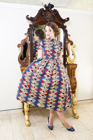 Платье Stella Jean колье Givenchy туфли Manolo Blanhik.