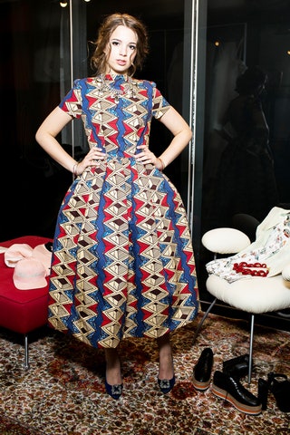 Платье Stella Jean колье Givenchy туфли Manolo Blanhik.
