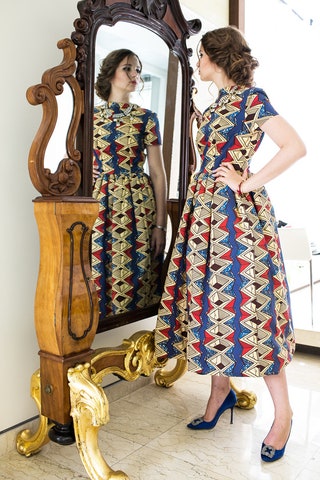 Платье Stella Jean колье Givenchy туфли Manolo Blanhik.
