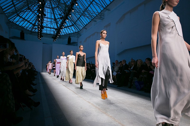 Лучшие дизайнеры Aurora Fashion Week ZDDZ London Liza Odinokikh Litkovskaya SaintTokyo | Allure