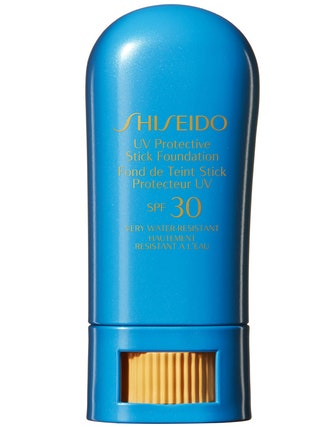 Солнцезащитное тональное средство SPF 30 в виде стика Shiseido.