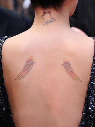 Николь Ричи. У Николь Ричи на шее сделана татуировка в виде крыльев и маленького фрагмента ее девичьей фамилии.