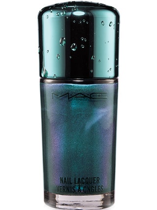 Лак для ногтей Submerged M.A.C Alluring Aquatic 880 рублей.