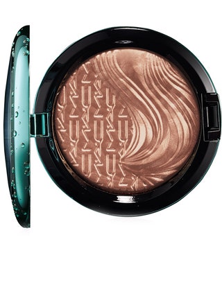 Бронзирующая пудра Extra Dimension Bronzer Aphrodite's shell M.A.C Alluring Aquatic 1500 рублей.