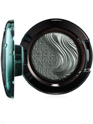 Тени Extra Dimension Eye Shadow Fathoms Deep M.A.C Alluring Aquatic 840 рублей.