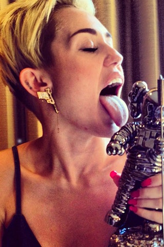 2013. Когда Сайрус номинировали на премию MTV VMA  она запостила этот кадр в инстаграме. После того как Майли начала...