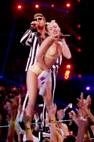 2013. На церемонии вручения премии MTV Video Music Awards в НьюЙорке. Выступление Сайрус вызвало волну возмущения....