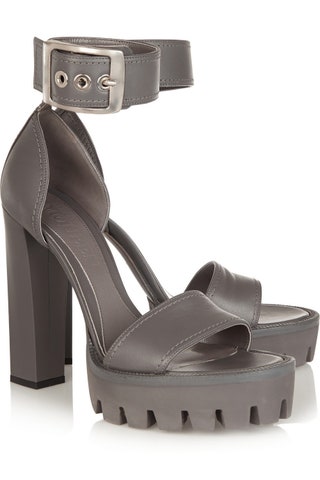 Босоножки из кожи 39 000 руб. Alexander McQueen