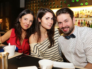 Максим Сапожников с дизайнером Ирмой Элиазов и Лаурой Джугелией в ресторане Yuzu.