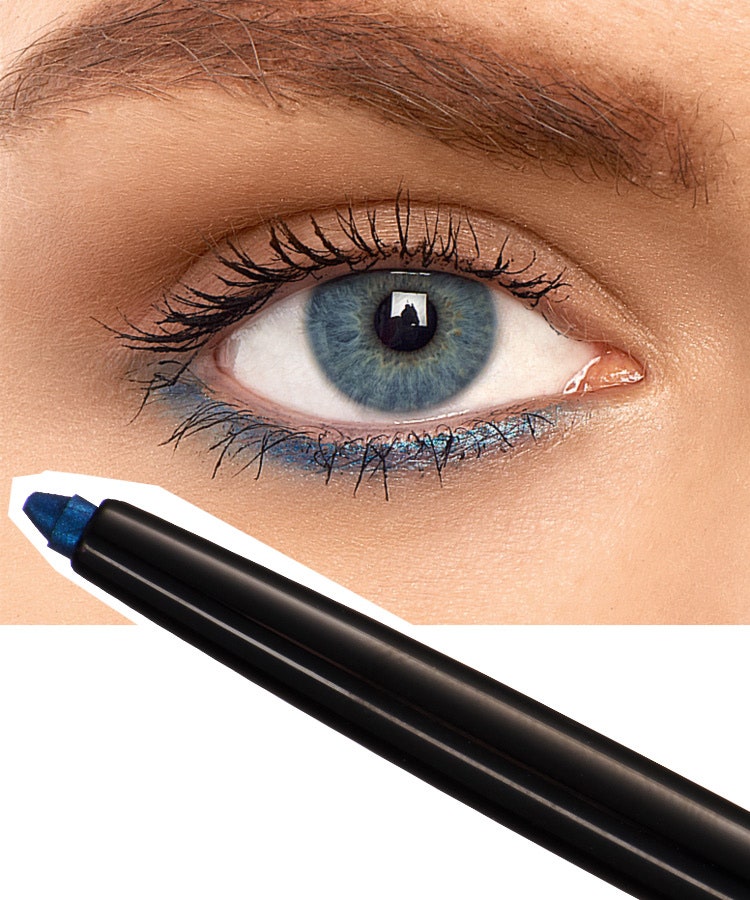 Карандаш для глаз. Голубой карандаш для глаз. Глаз цветными карандашами. Синий карандаш для глаз. Макияж глаз цветными карандашами.