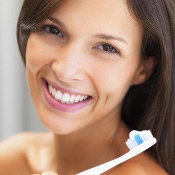Чистка зубов: отбеливание у стоматолога и правила ежедневного ухода