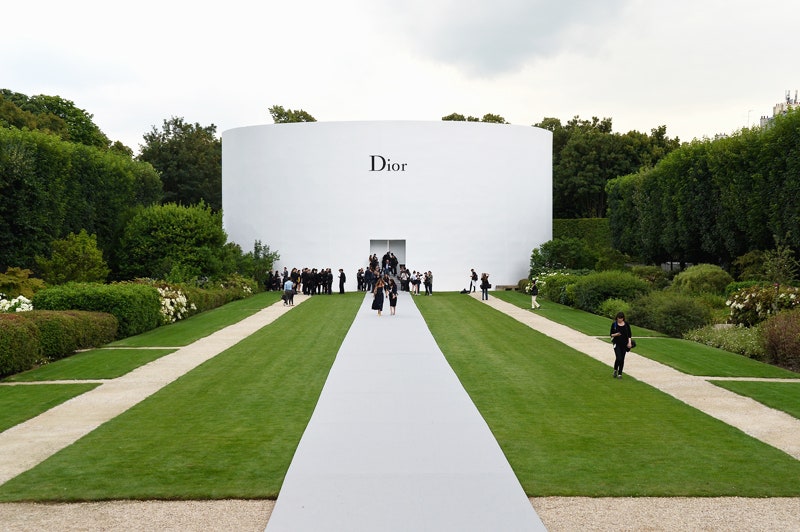 Образ дня Шарлиз Терон на показе Christian Dior в Париже