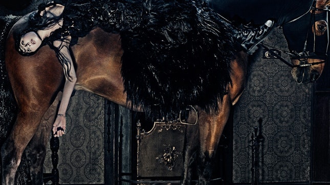 Рыцарь печального образа Эди Кэмпбелл в рекламе Alexander McQueen осеньзима 20142015