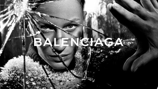 Зеркальная комната Жизель Бундхен в рекламе Balenciaga