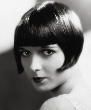 В 1920х годах  моду на короткий гладкий боб с челкой ввела звезда немого кино Луиза Брукс.