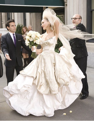 Сара Джессика Паркер в роли Кэрри Брэдшоу. Утонченную Сару в свадебном платье нельзя не сравнить с фарфоровой куклой.