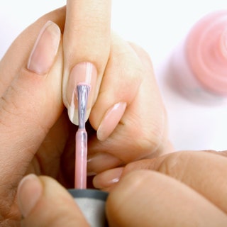 Шаг 1. На обработанные базовым покрытием «Bonder» ногти аккуратно нанесите лак «Hot Stuff» пастельного розового цвета.