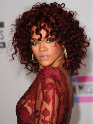 На церемонии American Music Awards в ЛосАнджелесе 21 ноября 2010 года. Смелость образа заключается не только в пылающих...