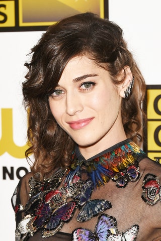 Лиззи Каплан на церемонии награждения Critics' Choice Television Awards в БеверлиХиллз 19 июня 2014 года. Платье...
