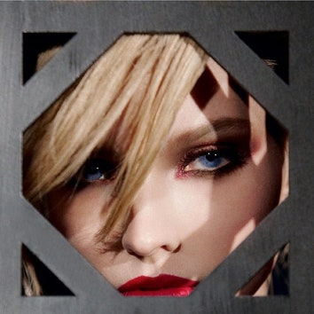 Пламенная осень: Саша Лусс в осенней рекламе макияжа Dior