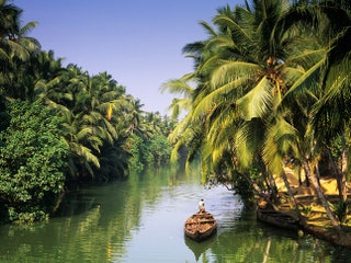 Изза множества рек и каналов Кералу называют индийской Венецией