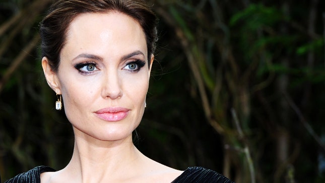 Анджелина Джоли получила титул от Елизаветы II