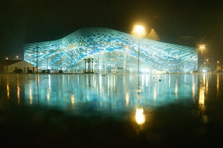 Дворец зимнего спорта «Айсберг» вмещает двенадцать тысяч зрителей