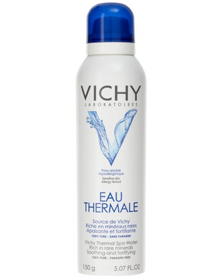 Термальная вода Eau Thermale Vichy . Увлажняет освежает кожу и бодрит в долгом полете.