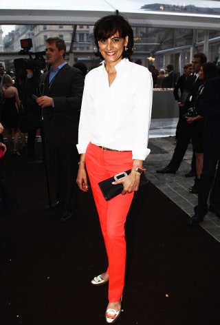 Инес де ла Фрессанж в белой рубашке и оранжевых атласных брюках