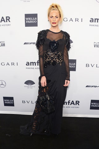 Поппи Делавинь в платье из последней коллекции Марка Джейкобса для Louis Vuitton на благотворительном вечере amfAR