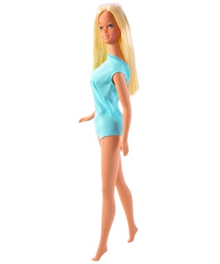 В 1971 году  компания Mattel представила  публике загорелую  Барби из Малибу  как дань модному тогда идеалу женской...