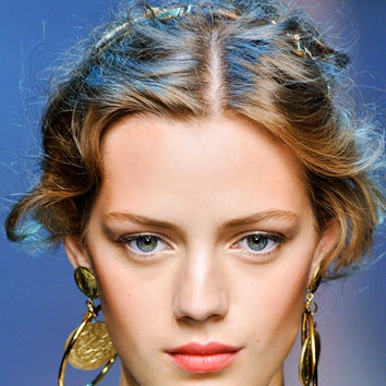Цветем и колосимся: мастер-класс по плетению кос от модных стилистов