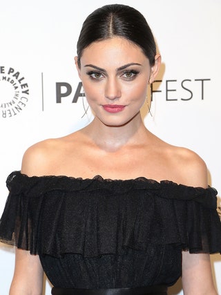 Фиби Тонкин на фестивале PaleyFest в Голливуде 22 марта. Фиби — обладательница яркой внешности темные волосы зеленые...